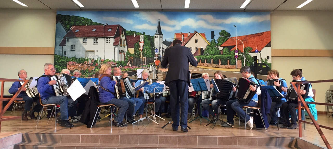 Orchester spielt am 1.Mai